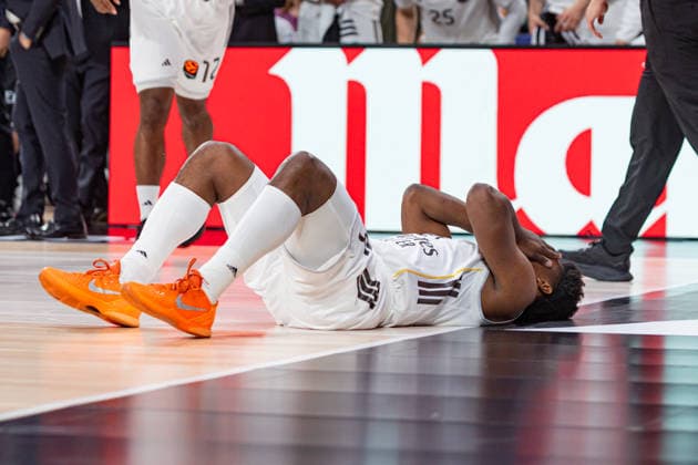 ESP: Real Madrid v Hapoel IBI Tel Aviv Euroleague PlayOff Game 1 Andres Feliz of Real Madrid on the floor during the Euroleague match, PlayOff Game 1, between Real Madrid and Hapoel IBI Tel Aviv played at Movistar Arena Stadium on April 29 2026 in Madrid Spain Madrid Spain Basketball Copyright: xAlbaxPachecox xAgenciaxLOFx