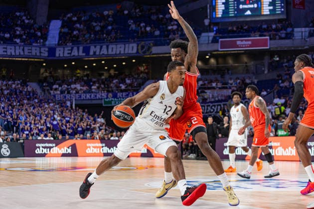 ESP: Real Madrid v Hapoel IBI Tel Aviv Euroleague PlayOff Game 1 Theo Maledon of Real Madrid brings the ball foward against Antonio Blakeney of Hapoel IBI Tel Aviv during the Euroleague match, PlayOff Game 1, between Real Madrid and Hapoel IBI Tel Aviv played at Movistar Arena Stadium on April 29 2026 in Madrid Spain Madrid Spain Basketball Copyright: xAlbaxPachecox xAgenciaxLOFx