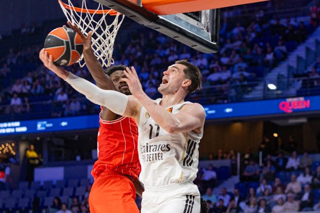 ESP: Real Madrid v Hapoel IBI Tel Aviv Euroleague PlayOff Game 1 Mario Hezonja of Real Madrid held back by the defence of Dan Oturu during the Euroleague match, PlayOff Game 1, between Real Madrid and Hapoel IBI Tel Aviv played at Movistar Arena Stadium on April 29 2026 in Madrid Spain Madrid Spain Basketball Copyright: xAlbaxPachecox xAgenciaxLOFx
