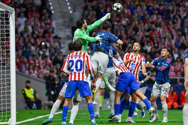 April 29, 2026, Madrid, Madrid, Spain: DAVID RAYA of Arsenal Football Club in action clears the ball with his fists during the Champions League first semifinal match between ATLETICO DE MADRID and ARSENAL FOOTBALL CLUB, held on April 29, 2026, at the Riyadh Air Metropolitano, Madrid, Spain. Madrid Spain - ZUMAc312 20260429_zsp_c312_219 Copyright: xOscarxManuelxSanchezx