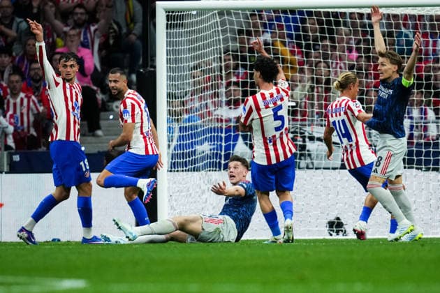 260429 Viktor Gyökeres and Martin odegaard of Arsenal during the UEFA Champions League semifinal match between Atletico Madrid and Arsenal on April 29, 2026 in Madrid. Photo: Bagu Blanco BILDBYRAN COP 18 XY0118 fotboll football soccer fotball uefa champions league champions league semifinal semifinals atletico madrid arsenal bbeng Copyright: BAGUxBLANCO BB260429BB396