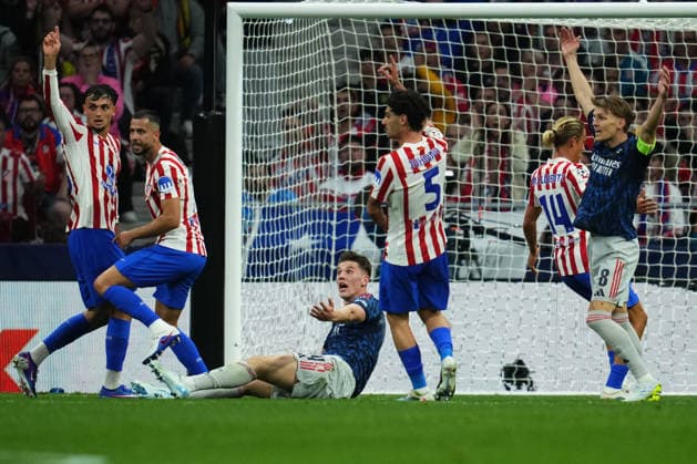 ESP: Atletico de Madrid - Arsenal FC. UEFA Champions League. Semi-Finals, first leg. The referee signals a penalty against Viktor Gyokeres of Arsenal FC during the UEFA Champions League match, Semi-Finals, firstd leg, between Atletico de Madrid and Arsenal FC played at Riyadh Metropolitano Stadium on April 29, 2026 in Madrid. kpng Copyright: xBaguxBlancox xPRESSINPHOTOx PS_260429_ATL_ARS_2526_022