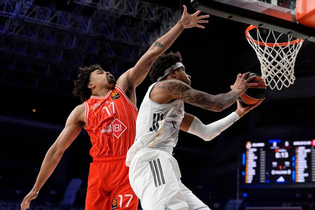 Real Madrid s Chuma Okeke (r) and Hapoel Ibi Tel Aviv s Collin Malcolm during Euroleague Play-offs Game 1 match. April 29, 2026. (20260429244)