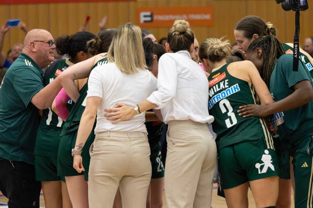 Damen Basketball Bundesliga 1. DBBL, BC Pharmaserv Marburg vs. Rutronik Stars Keltern, Sporthalle Georg-Gassmann-Stadion Marburg; 29.04.2026 Damen Basketball Bundesliga DBBL, Marburg, Germany - 29.04.2026: Die Mannschaft der Rutronik Stars Keltern feiert den Sieg, 1. DBBL, Spiel des BC Marburg vs. Rutronik Stars Keltern, Sporthalle Georg-Gassmann-Stadion Marburg Copyright: xBEAUTIFULxSPORTS Freudensteinx