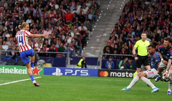 A penalty is awarded after the shot of Marcos Llorente of Atletico Madrid hits the hand of Ben White of Arsenal Atletico Madrid v Arsenal, UEFA Champions League, Semi Final, First Leg, Football, Riyadh Air Metropolitano, Madrid, Spain - 29 Apr 2026Madrid Riyadh Air Metropolitano Spain EDITORIAL USE ONLY No use with unauthorised audio, video, data, fixture lists, club league logos or live services. Online in-match use limited to 120 images, no video emulation. No use in betting, games or single club league player publications. Copyright: xKieranxMcManus Shutterstockx 16847970ax