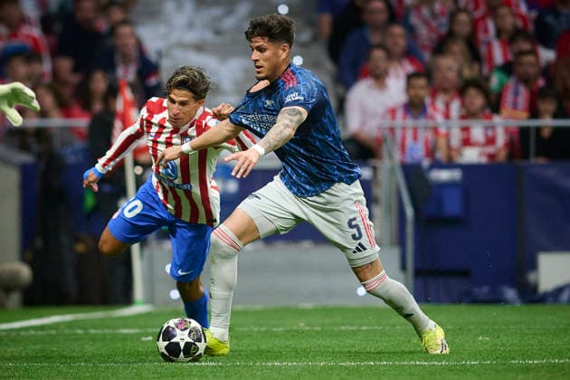 Atletico de Madrid v Arsenal FC - UEFA Champions League 2025 2026 Semi-final, 1st leg Atletico de Madrid s Giuliano Simeone (l) and Arsenal FC™s Piero Hincapie during Champions League 2025 2026, semi-final, 1st leg, April 29 ,2026. (ALTERPHOTOS Ropero) MadridSpain  Copyright: xRoperox
