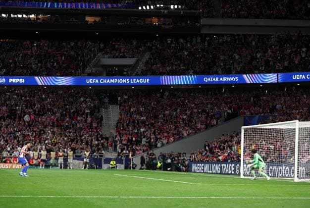Julian Ãlvarez of Atletico Madrid scores a goal to make the score 1-1 Atletico Madrid v Arsenal, UEFA Champions League, Semi Final, First Leg, Football, Riyadh Air Metropolitano, Madrid, Spain - 29 Apr 2026Madrid Riyadh Air Metropolitano Spain EDITORIAL USE ONLY No use with unauthorised audio, video, data, fixture lists, club league logos or live services. Online in-match use limited to 120 images, no video emulation. No use in betting, games or single club league player publications. Copyright: xKieranxMcManus Shutterstockx 16847970ay