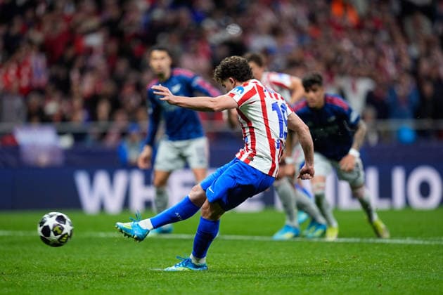 April 29, 2026, Madrid, Madrid, Spain: Julian Alvarez of Atletico de Madrid shoots for goal during the UEFA Champions League 2025 26 League Semi Final First Leg match between Atletico de Madrid and Arsenal FC at Riyadh Air Metropolitano on April 29, 2026, in Madrid, Spain. Madrid Spain - ZUMAa181 20260429_zaa_a181_328 Copyright: xDennisxAgyemanx
