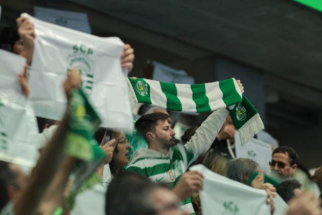 SPORTING FANS in action during the match between Sporting Clube de Portugal vs AALBORG HANDBOLD, valid for Machineseeker EHF Champions League Quarter-finals 2025 2026 at Pavilhao Joao Rocha in Lisbon on 29 Apri 2026. Lisbon Pavilhao Joao Rocha Lisbon Portugal Copyright: xIMAGOx xPRIMExSPORTSxIMAGESx xANGELOxMOREIRAx