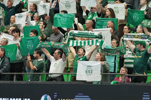 SPORTING FANS in action during the match between Sporting Clube de Portugal vs AALBORG HANDBOLD, valid for Machineseeker EHF Champions League Quarter-finals 2025 2026 at Pavilhao Joao Rocha in Lisbon on 29 Apri 2026. Lisbon Pavilhao Joao Rocha Lisbon Portugal Copyright: xIMAGOx xPRIMExSPORTSxIMAGESx xANGELOxMOREIRAx