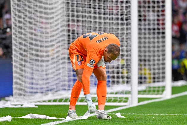 April 29, 2026, Madrid, Madrid, Spain: JAN OBLAK of Atletico de Madrid picking up a roll of paper during the Champions League first semifinal match between ATLETICO DE MADRID and ARSENAL FOOTBALL CLUB, held on April 29, 2026, at the Riyadh Air Metropolitano, Madrid, Spain. ATLETICO DE MADRID Vs ARSENAL FOOTBALL CLUB Champions League Match, Season 25 26 (04.29.26) - ZUMAc312 20260429_zsp_c312_266 Copyright: xOscarxManuelxSanchezx