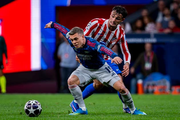 Atletico de Madrid v Arsenal FC - UEFA Champions League 2025 26 Semi Final First Leg MADRID, SPAIN - APRIL 29: Leandro Trossard of Arsenal FC (L) is in action with the ball defended by Marc Pubill of Atletico de Madrid (R) during during the UEFA Champions League 2025 26 Semi Final First Leg match between Atletico de Madrid and Arsenal FC at Estadio Riyadh Air Metropolitano on April 29, 2026 in Madrid, Spain. Madrid Estadio Riyadh Air Metropolitano Madrid Spain Copyright: xAlbertoxGardinx AGardin_20260429_Foot_Cham_Atl_Mad_Ars_0218