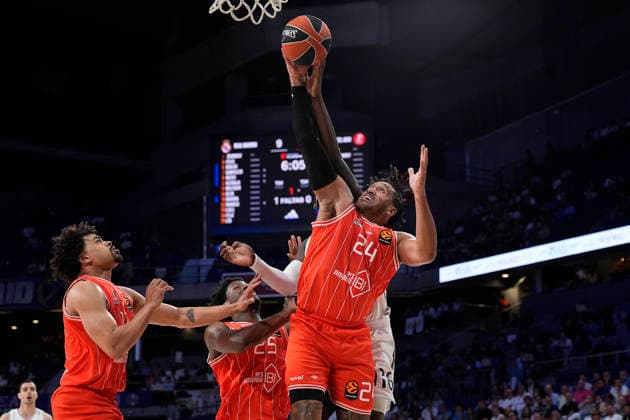 Real Madrid s Usman Garuba (b) and Hapoel Ibi Tel Aviv s Ish Wainright, Collin Malcolm (l) and Dan Oturu (c) during Euroleague Play-offs Game 1 match. April 29, 2026. (20260429253)
