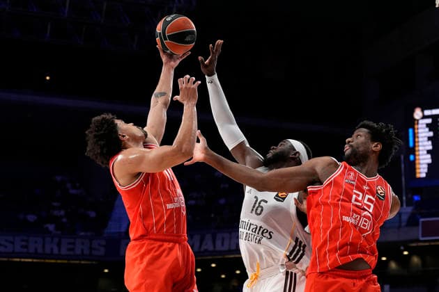 Real Madrid s Usman Garuba (c) and Hapoel Ibi Tel Aviv s Collin Malcolm (l) andf Dan Oturu during Euroleague Play-offs Game 1 match. April 29, 2026. (20260429277)