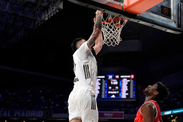 Real Madrid s Gabriel Deck (l) and Hapoel Ibi Tel Aviv s Dan Oturu during Euroleague Play-offs Game 1 match. April 29, 2026. (20260429293)