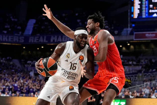 Real Madrid s Usman Garuba (l) and Hapoel Ibi Tel Aviv s Dan Oturu during Euroleague Play-offs Game 1 match. April 29, 2026. (20260429296)