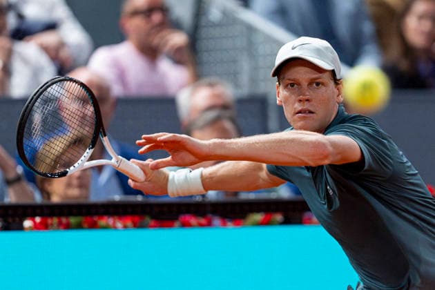Mutua Madrid Open - Day Ten MADRID, SPAIN - APRIL 29: Jannik Sinner of Italy looks at the ball against Rafael Jodar of Spain during their Madrid Open quarter-final match during the Mutua Madrid Open 2026 tournament celebrated at La Caja Magica on April 29, 2026 in Madrid, Spain. Madrid La Caja Magica Madrid Spain Copyright: xAlbertoxGardinx AGardin_20260429_Tennis_Madrid_Day10_1027