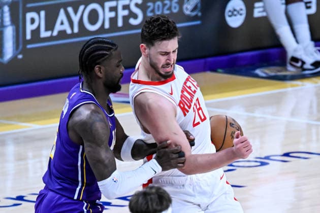 NBA, Basketball Herren, USA Playoff: Los Angeles Lakers vs Houston Rockets in Los Angeles LOS ANGELES, CA - APRIL 29: Deandre Ayton (left) of Lakers squeezes Alperen Sengun s arm during the NBA playoffs game 5 between Los Angeles Lakers and Houston Rockets at the Crypto.com Arena on April 29, 2026 in Los Angeles, California, United States. Tayfun Coskun Anadolu California United States. Editorial use only. Please get in touch for any other usage.  Copyright: x2026xAnadoluxTayfunxCoskunx