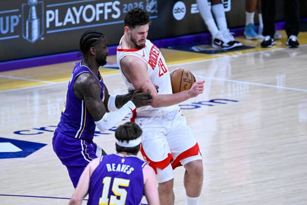 NBA, Basketball Herren, USA Playoff: Los Angeles Lakers vs Houston Rockets in Los Angeles LOS ANGELES, CA - APRIL 29: Deandre Ayton (left) of Lakers squeezes Alperen Sengun s arm during the NBA playoffs game 5 between Los Angeles Lakers and Houston Rockets at the Crypto.com Arena on April 29, 2026 in Los Angeles, California, United States. Tayfun Coskun Anadolu California United States. Editorial use only. Please get in touch for any other usage.  Copyright: x2026xAnadoluxTayfunxCoskunx