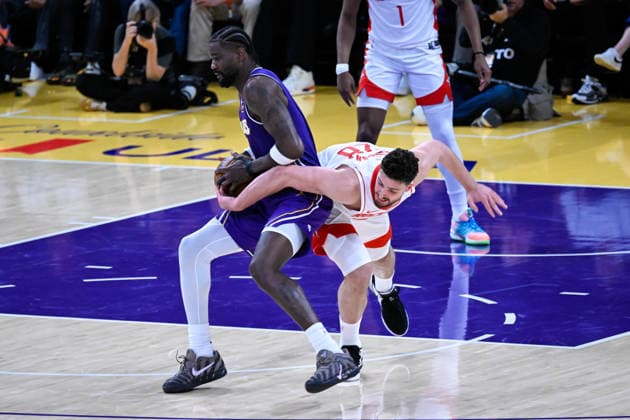 NBA, Basketball Herren, USA Playoff: Los Angeles Lakers vs Houston Rockets in Los Angeles LOS ANGELES, CA - APRIL 29: Alperen Sengun (28) of Rockets in action against Deandre Ayton (left) of Lakers during the NBA playoffs game 5 between Los Angeles Lakers and Houston Rockets at the Crypto.com Arena on April 29, 2026 in Los Angeles, California, United States. Tayfun Coskun Anadolu California United States. Editorial use only. Please get in touch for any other usage.  Copyright: x2026xAnadoluxTayfunxCoskunx
