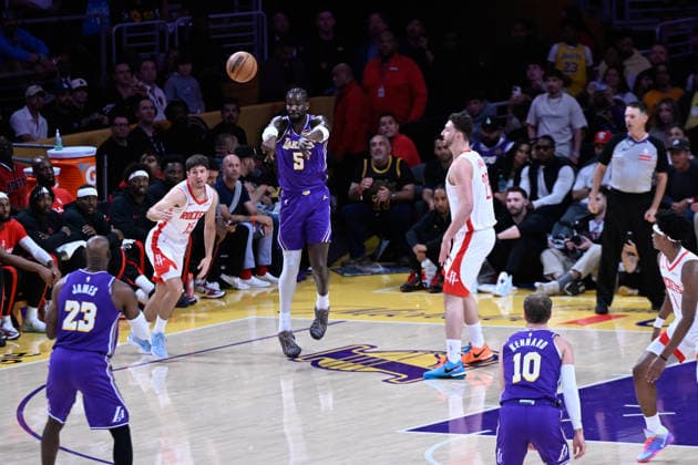 NBA, Basketball Herren, USA Playoff: Los Angeles Lakers vs Houston Rockets in Los Angeles LOS ANGELES, CA - APRIL 29: Deandre Ayton (5) passes the ball to LeBron James (23) of Lakers during the NBA playoffs game 5 between Los Angeles Lakers and Houston Rockets at the Crypto.com Arena on April 29, 2026 in Los Angeles, California, United States. Tayfun Coskun Anadolu California United States. Editorial use only. Please get in touch for any other usage.  Copyright: x2026xAnadoluxTayfunxCoskunx