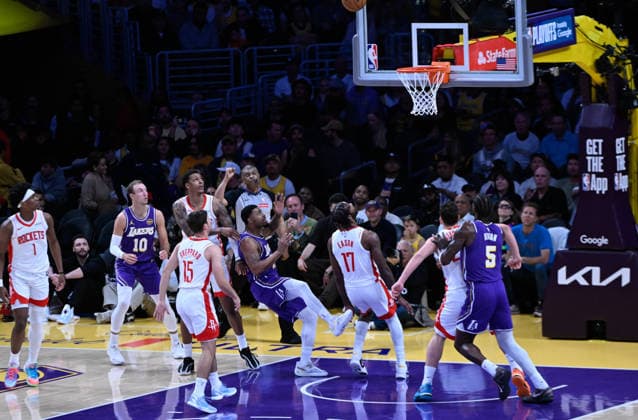 NBA, Basketball Herren, USA Playoff: Los Angeles Lakers vs Houston Rockets in Los Angeles LOS ANGELES, CA - APRIL 29: Players are in action during the NBA playoffs game 5 between Los Angeles Lakers and Houston Rockets at the Crypto.com Arena on April 29, 2026 in Los Angeles, California, United States. Tayfun Coskun Anadolu California United States. Editorial use only. Please get in touch for any other usage.  Copyright: x2026xAnadoluxTayfunxCoskunx
