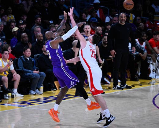 NBA, Basketball Herren, USA Playoff: Los Angeles Lakers vs Houston Rockets in Los Angeles LOS ANGELES, CA - APRIL 29: Alperen Sengun (28) of Rockets in action against LeBron James (23) of Lakers during the NBA playoffs game 5 between Los Angeles Lakers and Houston Rockets at the Crypto.com Arena on April 29, 2026 in Los Angeles, California, United States. Tayfun Coskun Anadolu California United States. Editorial use only. Please get in touch for any other usage.  Copyright: x2026xAnadoluxTayfunxCoskunx