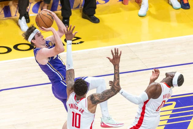 NBA, Basketball Herren, USA Playoff 2026: Rockets 99:93 Lakers Los Angeles Lakers’ Austin Reaves (15) shoots against Houston Rockets’ Jabari Smith Jr. (10) and Aaron Holiday (0) during Game 5 of a first-round NBA playoff series at Crypto.com Arena on Wednesday, April 29, 2026 in Los Angeles. Los Angeles United States Copyright: xRingoxChiux xSOPAxImagesx 20260429RC.Lakers042