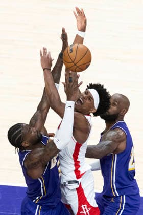 NBA, Basketball Herren, USA Playoff 2026: Rockets 99:93 Lakers Houston Rockets’ Amen Thompson (1) vie for the ball against Los Angeles Lakers’ Deandre Ayton (5) and LeBron James (23) during Game 5 of a first-round NBA playoff series at Crypto.com Arena on Wednesday, April 29, 2026 in Los Angeles. Los Angeles United States Copyright: xRingoxChiux xSOPAxImagesx 20260429RC.Lakers043