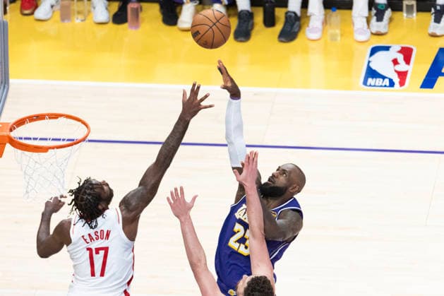 NBA, Basketball Herren, USA Playoff 2026: Rockets 99:93 Lakers Los Angeles Lakers’ LeBron James (23) shoots against Houston Rockets’ Tari Eason (17) during Game 5 of a first-round NBA playoff series at Crypto.com Arena on Wednesday, April 29, 2026 in Los Angeles. Los Angeles United States Copyright: xRingoxChiux xSOPAxImagesx 20260429RC.Lakers055