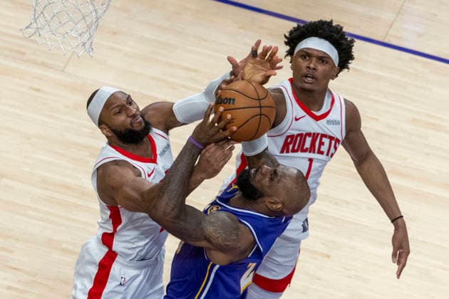 NBA, Basketball Herren, USA Playoff 2026: Rockets 99:93 Lakers Los Angeles Lakers’ LeBron James (23) .goes to the basket under pressure from Houston Rockets’ Josh Okogie (20) and Amen Thompson (1) during Game 5 of a first-round NBA playoff series at Crypto.com Arena on Wednesday, April 29, 2026 in Los Angeles. Los Angeles United States Copyright: xRingoxChiux xSOPAxImagesx 20260429RC.Lakers058