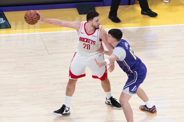 NBA, Basketball Herren, USA Playoff 2026: Rockets 99:93 Lakers Houston Rockets’ Alperen Sengun (28) is defended by Los Angeles Lakers’ Jake LaRavia (12) during Game 5 of a first-round NBA playoff series at Crypto.com Arena on Wednesday, April 29, 2026 in Los Angeles. Los Angeles United States Copyright: xRingoxChiux xSOPAxImagesx 20260429RC.Lakers062