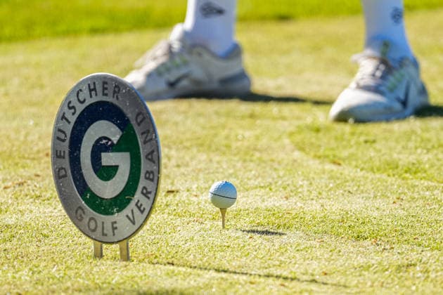 Deutsche Lochspielmeisterschaft Männer - GC Urloffen 2026, 30.04.2026 Symbolbild Deutscher Golfverband-Schild mit Golfball im Hintergrund Deutsche Lochspielmeisterschaft Männer - GC Urloffen 2026, 30.04.2026 Copyright: xBEAUTIFULxSPORTS Boscox