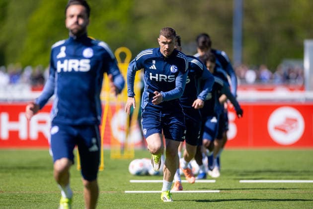 30.04.2026, Fussball, Training des FC Schalke 04. Edin Dzeko (FC Schalke 04) sprintet. Gelsenkirchen Trainingsgelände FC Schalke 04 NRW Deutschland xRHR-FOTO YYx *** 30 04 2026, Football, FC Schalke 04 training Edin Dzeko FC Schalke 04 sprints Gelsenkirchen training ground FC Schalke 04 NRW Germany xRHR PHOTO YYx Copyright: RHR-FOTOx RHR-FOTO YY