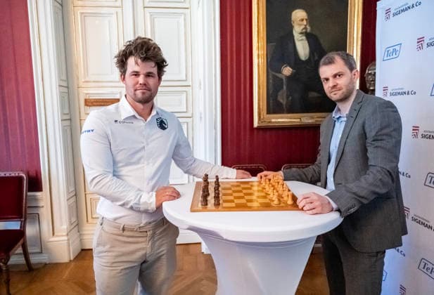 MALMÖ 2026-04-30 Norges Magnus Carlsen och Sveriges Nils Grandelius vid torsdagens pressträffen efter lottningen pa Radhuset i Malmö inför schackturneringen TePe Sigeman. MALMÖ SVERIGE x50090x *** MALMÖ 2026 04 30 Norways Magnus Carlsen and Swedens Nils Grandelius at Thursdays press conference after the draw at Radhuset in Malmö for the TePe Sigeman chess tournament MALMÖ SWEDEN x50090x  Copyright: xJohanxNilssonx xTTx LOTTNING OCH PRESSTRÄFF SCHACKTURNERINGEN TEPE SIGEMAN