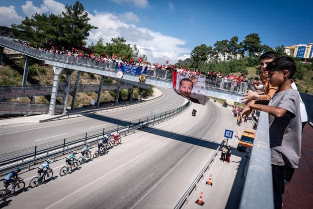 61st Presidential Cycling Tour of Turkiye ANTALYA, TURKIYE - APRIL 30: Cyclists compete in the Patara-Kemer stage of the 61st Presidential Cycling Tour of Turkiye (TUR 2026) on April 30, 2026, in Antalya, Turkiye. This 5th stage is part of the International Cycling Union (UCI) Europe Tour calendar and is the only race in Turkiye categorized as a ProSeries event. Numerous athletes participated in this 177.9-kilometer route, which highlights the natural beauty of the Mediterranean coast. Ahmet Serdar Eser Anadolu Antalya Turkey. Editorial use only. Please get in touch for any other usage.  Copyright: x2026xAnadoluxAhmetxSerdarxEserx
