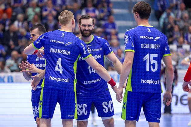 30.04.2026, Handball, 1. HBL, VfL Gummersbach - Frisch Auf! Göppingen, Saison 2025 2026 Herren, Schwalbe-Arena: Teitur Örn Einarsson (VfL Gummersbach 14) verkündigt seine Vertragsverlängerung neben Ellioi Snaer Vioarsson (VfL Gummersbach 04) Miro Schluroff (VfL Gummersbach 15) Nordrhein-Westfalen Deutschland