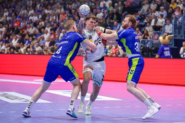 30.04.2026, Handball, 1. HBL, VfL Gummersbach - Frisch Auf! Göppingen, Saison 2025 2026 Herren, Schwalbe-Arena: Victor Klove (Frisch Auf Göppingen 07) im Zweikampf gegen Tom Kiesler (VfL Gummersbach 30) und Ellioi Snaer Vioarsson (VfL Gummersbach 04) Nordrhein-Westfalen Deutschland