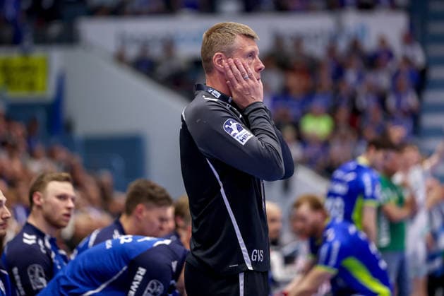 30.04.2026, Handball, 1. HBL, VfL Gummersbach - Frisch Auf! Göppingen, Saison 2025 2026 Herren, Schwalbe-Arena: Cheftrainer Guojon Valur Sigurosson (VfL Gummersbach hc) enttäuscht Enttäuschung gestikulierend am Spielfeldrand Nordrhein-Westfalen Deutschland