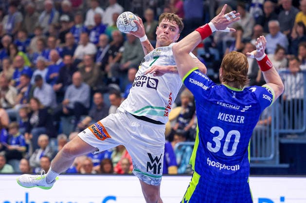 30.04.2026, Handball, 1. HBL, VfL Gummersbach - Frisch Auf! Göppingen, Saison 2025 2026 Herren, Schwalbe-Arena: Victor Klove (Frisch Auf Göppingen 07) wirft den Ball auf das Tor gegen Tom Kiesler (VfL Gummersbach 30) Nordrhein-Westfalen Deutschland