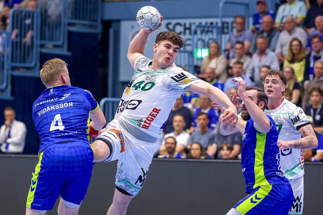 30.04.2026, Handball, 1. HBL, VfL Gummersbach - Frisch Auf! Göppingen, Saison 2025 2026 Herren, Schwalbe-Arena: Elias Newel (Frisch Auf Göppingen 40) wirft den Ball auf das Tor gegen Ellioi Snaer Vioarsson (VfL Gummersbach 04) Teitur Örn Einarsson (VfL Gummersbach 14) Nordrhein-Westfalen Deutschland
