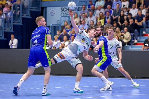 30.04.2026, Handball, 1. HBL, VfL Gummersbach - Frisch Auf! Göppingen, Saison 2025 2026 Herren, Schwalbe-Arena: Elias Newel (Frisch Auf Göppingen 40) wirft den Ball auf das Tor gegen Ellioi Snaer Vioarsson (VfL Gummersbach 04) Teitur Örn Einarsson (VfL Gummersbach 14) Nordrhein-Westfalen Deutschland