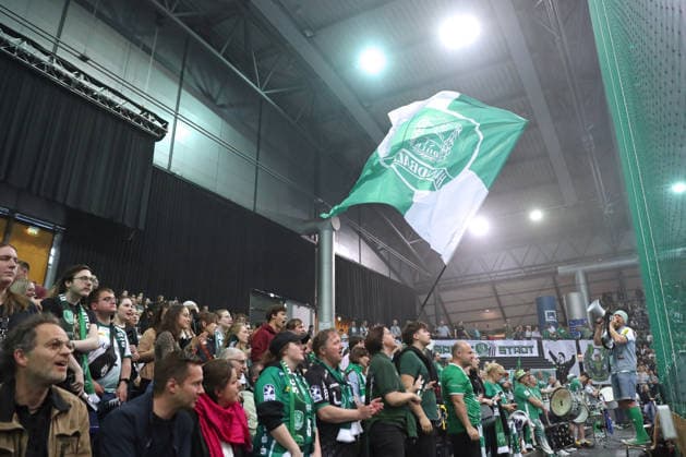 Handball DAIKIN HBL, SC DHfK Leipzig - HC Erlangen; 30.04.2026 Blick in den SC DhfK-Fanblock mit großer Fahne, Stimmung. Handball, DAIKIN HBL, 1. Bundesliga, Saison 2025 2026, 30. Spieltag: SC DHfK Leipzig vs. HC Erlangen am 30.04.2026 in der Quarterback Immobilien Arena Leipzig. Copyright: xBEAUTIFULxSPORTS JanxKaeferx