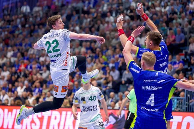 30.04.2026, Handball, 1. HBL, VfL Gummersbach - Frisch Auf! Göppingen, Saison 2025 2026 Herren, Schwalbe-Arena: Erik Persson (Frisch Auf Göppingen 22) wirft den Ball auf das Tor gegen Ellioi Snaer Vioarsson (VfL Gummersbach 04) Stepan Zeman (VfL Gummersbach 66) Nordrhein-Westfalen Deutschland