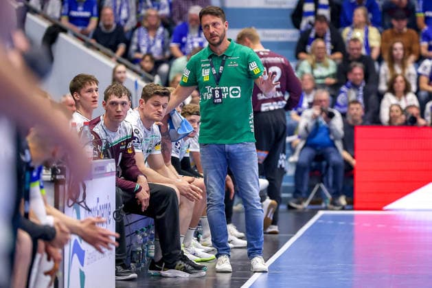 30.04.2026, Handball, 1. HBL, VfL Gummersbach - Frisch Auf! Göppingen, Saison 2025 2026 Herren, Schwalbe-Arena: Cheftrainer Benjamin Matschke (Frisch Auf Göppingen hc) gestikulierend am Spielfeldrand Nordrhein-Westfalen Deutschland