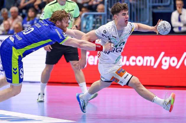 30.04.2026, Handball, 1. HBL, VfL Gummersbach - Frisch Auf! Göppingen, Saison 2025 2026 Herren, Schwalbe-Arena: Tom Kiesler (VfL Gummersbach 30) im Zweikampf gegen Elias Newel (Frisch Auf Göppingen 40) Nordrhein-Westfalen Deutschland