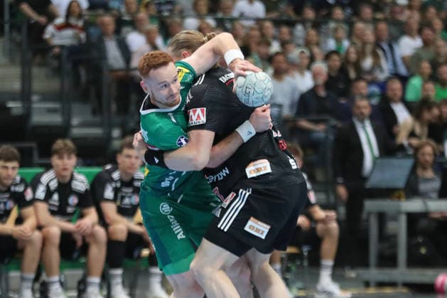 Handball DAIKIN HBL, SC DHfK Leipzig - HC Erlangen; 30.04.2026 Tomas Piroch (7, SC DHfK Leipzig) wird von Maciej Gebala (77, HC Erlangen) gestoppt. Handball, DAIKIN HBL, 1. Bundesliga, Saison 2025 2026, 30. Spieltag: SC DHfK Leipzig vs. HC Erlangen am 30.04.2026 in der Quarterback Immobilien Arena Leipzig. Copyright: xBEAUTIFULxSPORTS JanxKaeferx