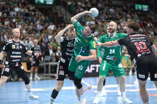 Handball DAIKIN HBL, SC DHfK Leipzig - HC Erlangen; 30.04.2026 Dean Bombac (67, SC DHfK Leipzig) setzt sich gegen Christopher Bissel (21, HC Erlangen) durch. Handball, DAIKIN HBL, 1. Bundesliga, Saison 2025 2026, 30. Spieltag: SC DHfK Leipzig vs. HC Erlangen am 30.04.2026 in der Quarterback Immobilien Arena Leipzig. Copyright: xBEAUTIFULxSPORTS JanxKaeferx