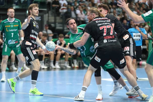 Handball DAIKIN HBL, SC DHfK Leipzig - HC Erlangen; 30.04.2026 Dean Bombac (67, SC DHfK Leipzig) wird von Maciej Gebala (77, HC Erlangen) gepackt. Handball, DAIKIN HBL, 1. Bundesliga, Saison 2025 2026, 30. Spieltag: SC DHfK Leipzig vs. HC Erlangen am 30.04.2026 in der Quarterback Immobilien Arena Leipzig. Copyright: xBEAUTIFULxSPORTS JanxKaeferx
