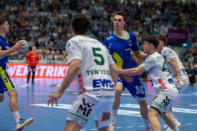 Miro Schluroff, Rueckraum, (VfL Gummersbach 15), Rutger ten Velde, Aussen, (Frisch Auf Goeppingen 5), VfL Gummersbach vs. Frisch Auf! Goeppingen, Daikin Handball Bundesliga, Herren , 30. Spieltag, 30.04.2026 Gummersbach NRW Deutschland